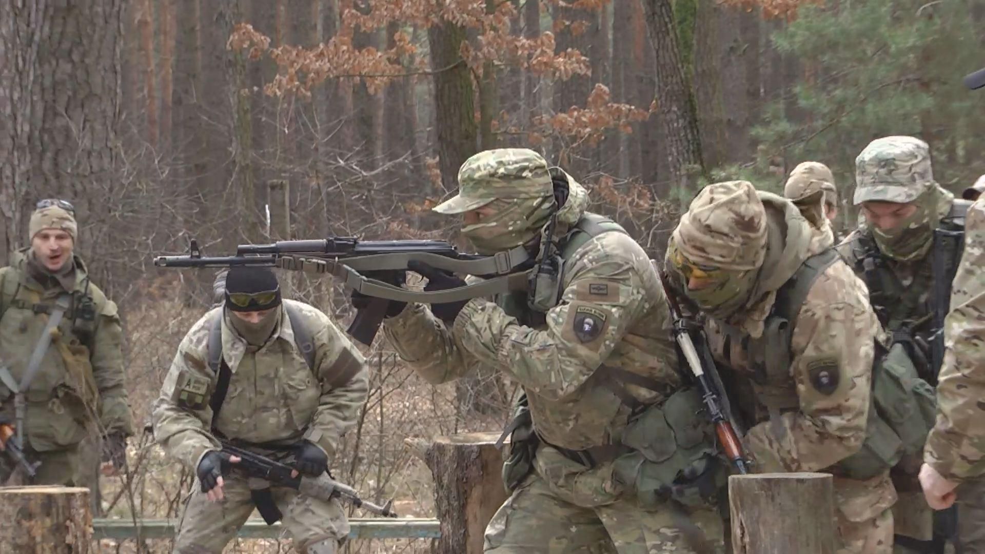 Под Киевом всех желающих учат воевать