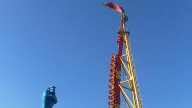 У Росії люди на атракціоні півгодини провисіли головою вниз У Росії люди на атракціоні півгодини провисіли головою вниз