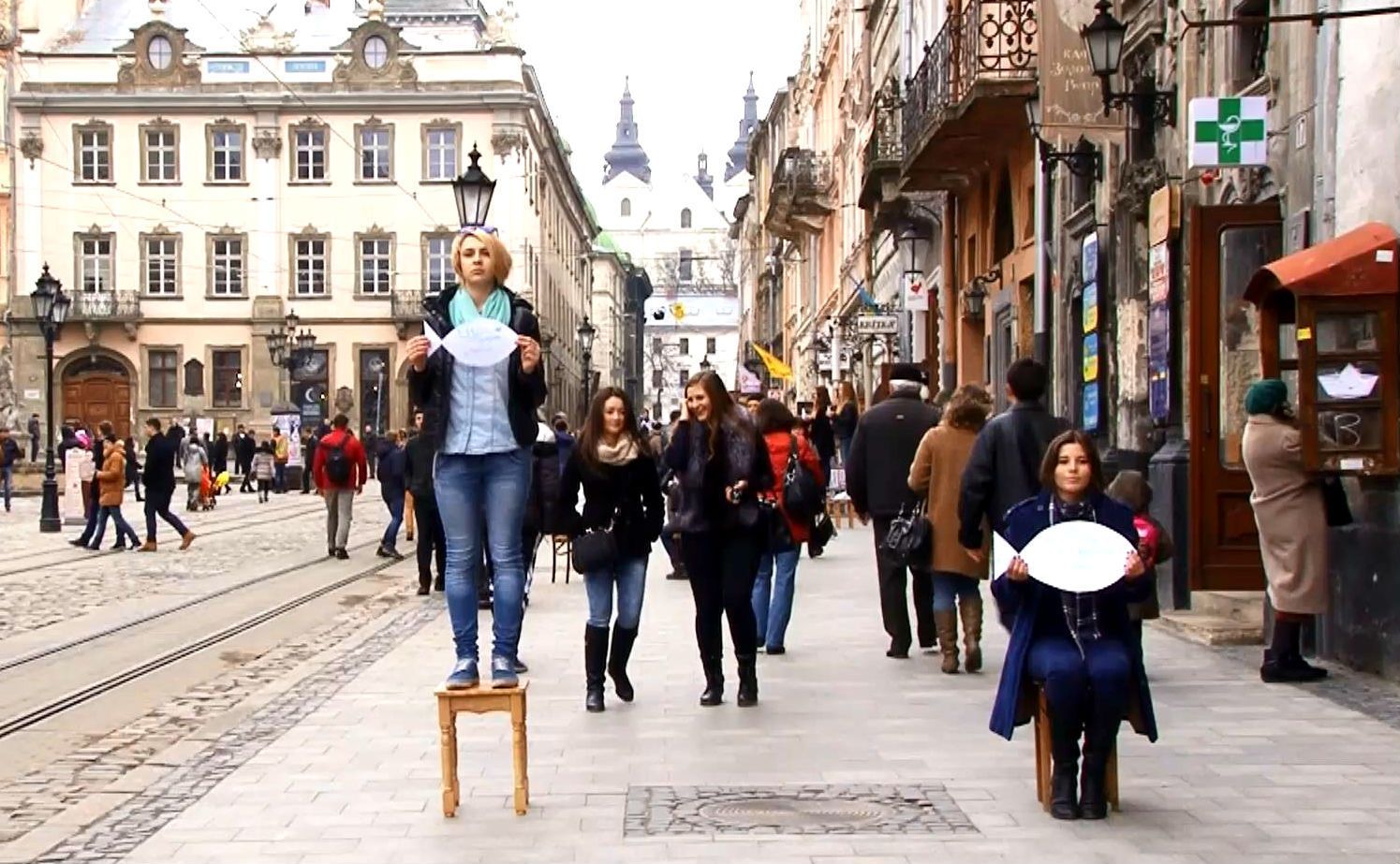 У Львові влаштували флешмоб на підтримку кримчан У Львові влаштували флешмоб на підтримку кримчан