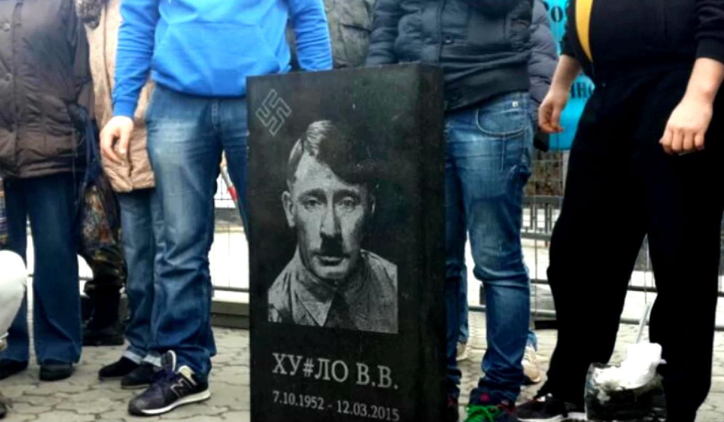 День у фото. Геніальний пам'ятник Путіну, опудало Яценюка в Одесі