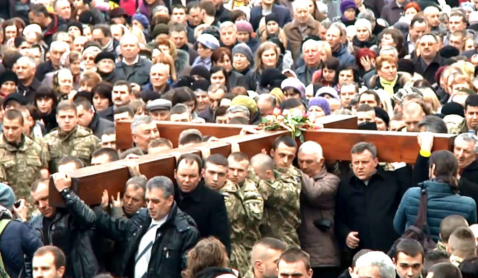 У Львові під час Хресної ходи пронесли символічний хрест нескореності