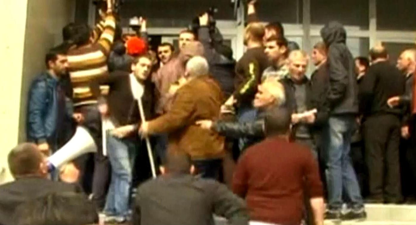 В Грузии свои "титушки": сторонники правящей партии напали на оппозицию В Грузии свои "титушки": сторонники правящей партии напали на оппозицию