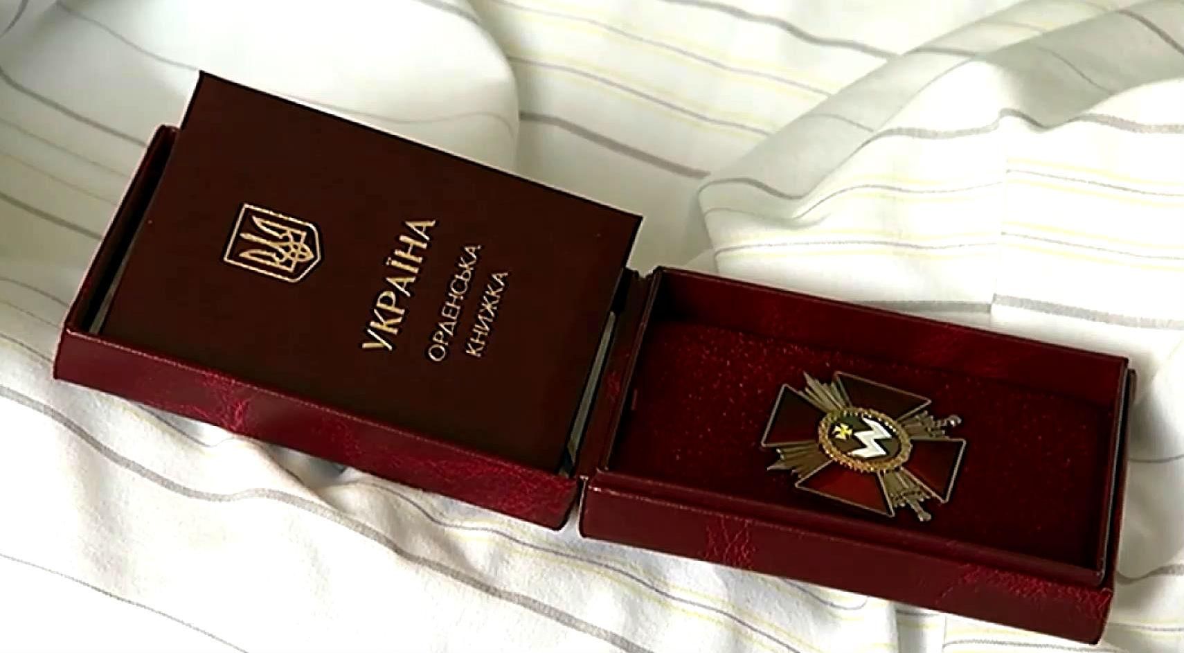 Порошенко вручил орден бойцу, который лечится в Германии Порошенко вручил орден бойцу, который лечится в Германии