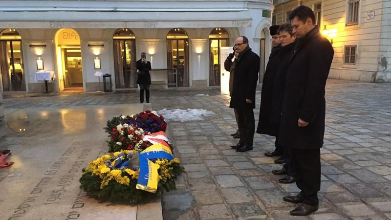 Українські дипломати відмовляються від спільних заходів до 9 травня з росіянами Українські дипломати відмовляються від спільних заходів до 9 травня з росіянами