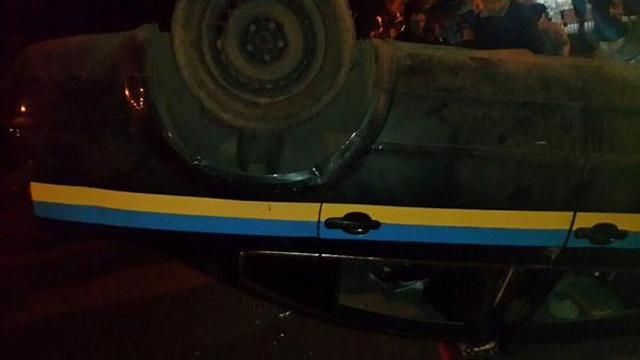 У Костянтинівці люди кидають коктейлі Молотова в казарми ЗСУ (Відео 18+) У Костянтинівці люди кидають коктейлі Молотова в казарми ЗСУ (Відео 18+)