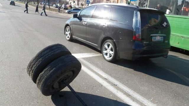 Фото дня: у Києві в маршрутки на ходу відвалилися колеса
