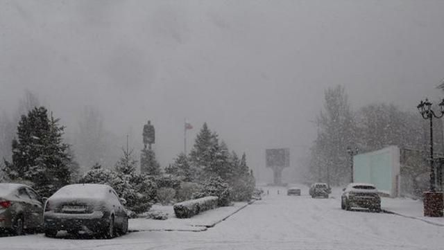 Погода зіпсувала кримчанам "святкування" анексії: Сімферополь засипає снігом