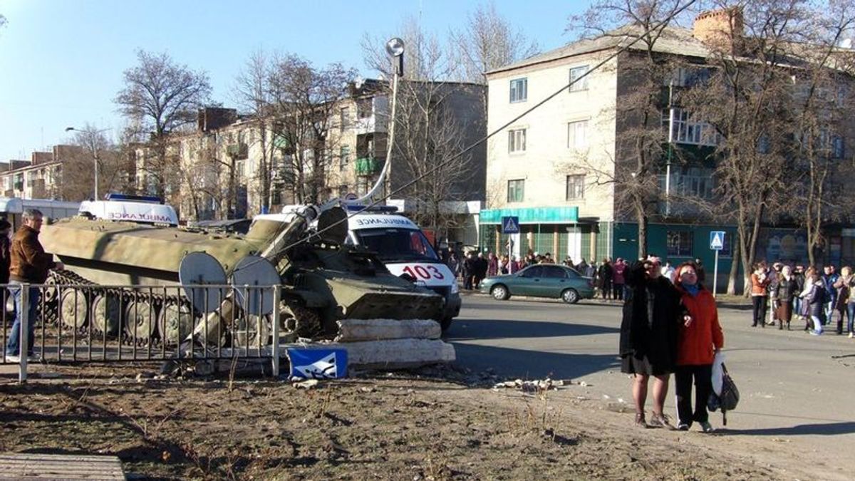 Близько півсотні людей ввечері знову зібрались на місці ДТП у Костянтинівці Близько півсотні людей ввечері знову зібрались на місці ДТП у Костянтинівці