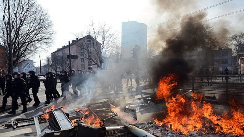 Кров, бруківка і спалені поліцейські авто: як протестують німці Кров, бруківка і спалені поліцейські авто: як протестують німці