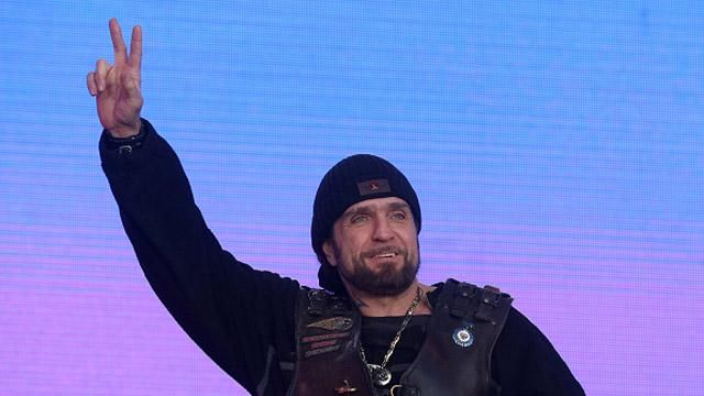 Фото дня: Путин выпустил на сцену в Москве своего "любимца" Фото дня: Путин выпустил на сцену в Москве своего "любимца"