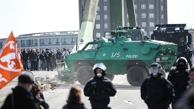 Безлади у Франкфурті не припиняються: на вулицях міста 17 тисяч протестувальників Безлади у Франкфурті не припиняються: на вулицях міста 17 тисяч протестувальників