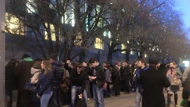 Москвичам заплатили за "патріотизм": учасники святкування анексії Криму отримали гроші Москвичам заплатили за "патріотизм": учасники святкування анексії Криму отримали гроші