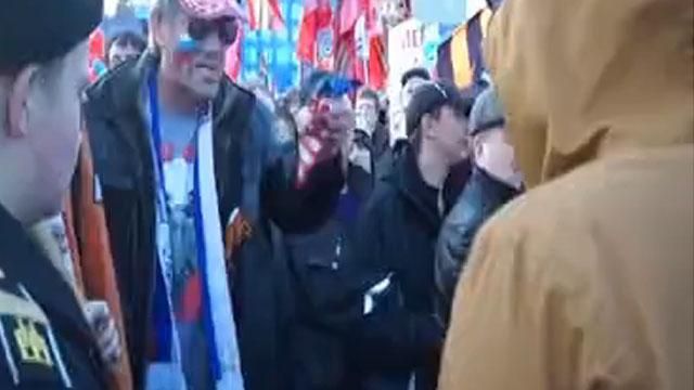 На мітингу у Москві росіяни топталися і витирали ніс об прапор США (18+)
