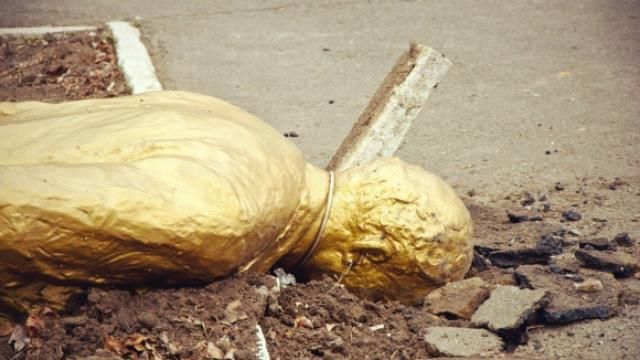 На Запоріжжі знову повалили 2 пам’ятники Леніну