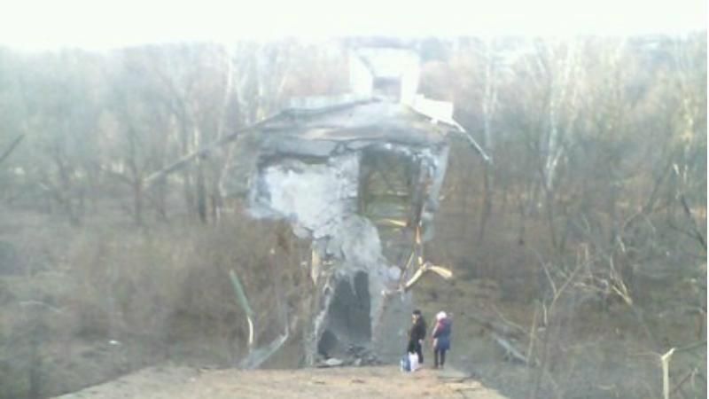 Появились фото разрушенного моста в Станице Луганской