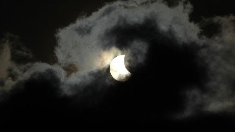 Неймовірне сонячне затемнення: як його бачили в Україні та світі