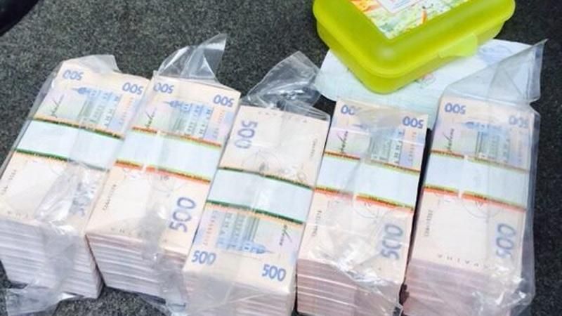 Сільських чиновників піймали на хабарі у 350 тисяч доларів Сільських чиновників піймали на хабарі у 350 тисяч доларів