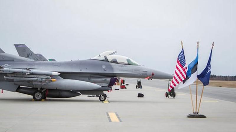 В Эстонии приземлилась эскадрилья истребителей США В Эстонии приземлилась эскадрилья истребителей США