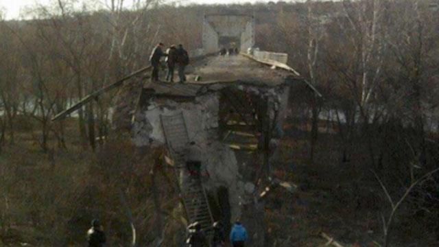 Найактуальніші фото 20 березня: підірваний міст, військові риють окопи, виверження вулкану Найактуальніші фото 20 березня: підірваний міст, військові риють окопи, виверження вулкану