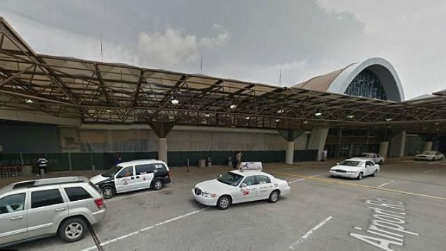 В Новом Орлеане мужчина с мачете напал на охрану аэропорта
