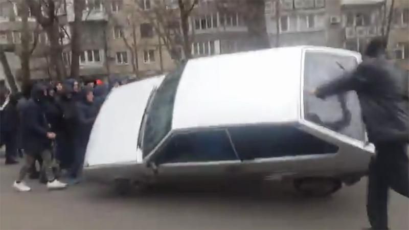 Беспорядки в Одессе: "титушки" перекрыли дорогу и перевернули автомобиль