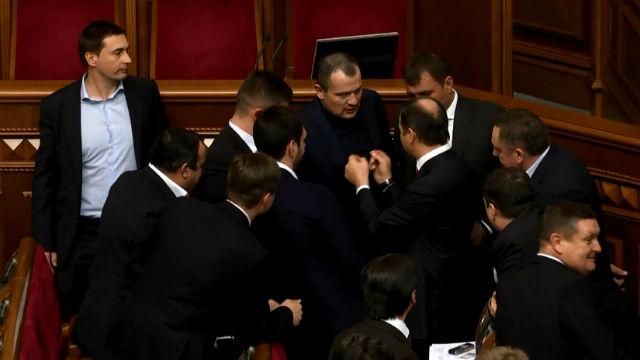 Закон про особливий статус Донбасу став яблуком розбрату в Раді Закон про особливий статус Донбасу став яблуком розбрату в Раді