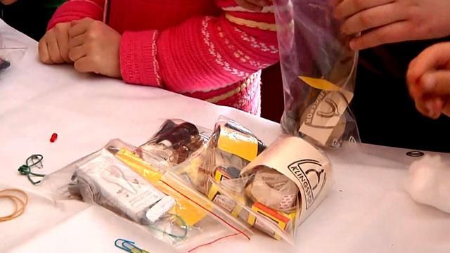 На Волині школярі складають ремкомплекти для бійців АТО На Волині школярі складають ремкомплекти для бійців АТО