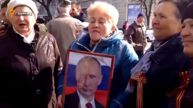 Во всех войнах виноваты США, — крымчанка на митинге Во всех войнах виноваты США, — крымчанка на митинге