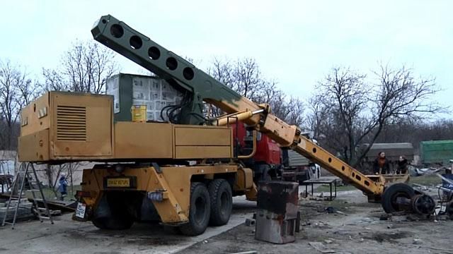 Запорожские волонтеры приобрели автоэкскаватор для артиллеристов