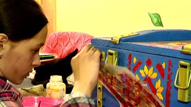 10-летняя переселенка делает дизайнерские сундуки из ящиков из-под ракет 10-летняя переселенка делает дизайнерские сундуки из ящиков из-под ракет