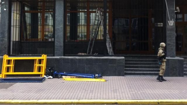 Среди бойцов, которые окружили "Укрнефть", есть люди из "Днепра-1" Среди бойцов, которые окружили "Укрнефть", есть люди из "Днепра-1"