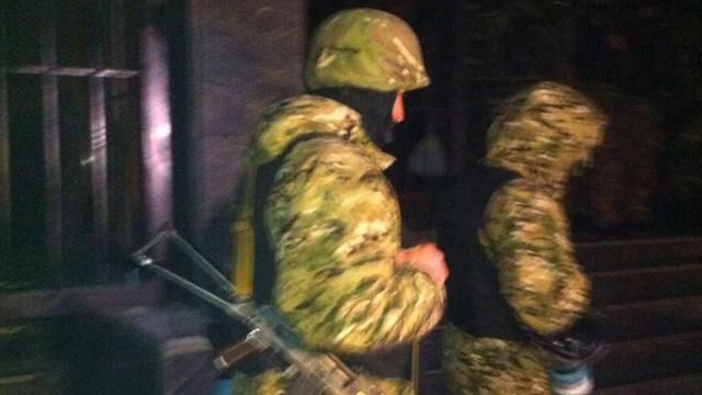 Возле "Укрнафты" стоит большой бронеавтомобиль, милиционеры ждут, когда прибудет руководство