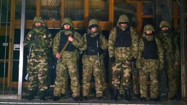 Під "Укрнафтою" неспокійно: підвезли 40 озброєних людей і три КрАЗи