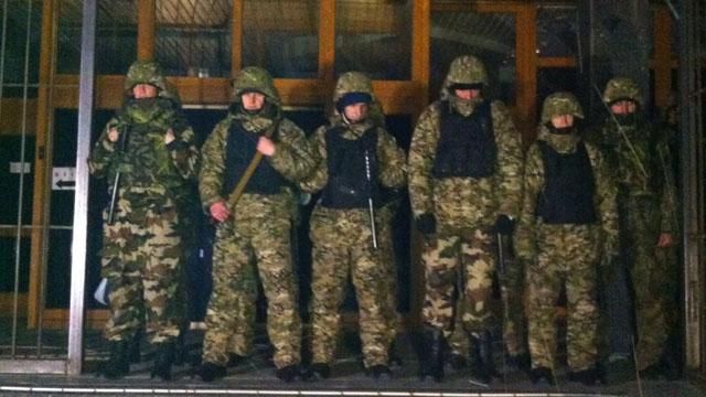 Под "Укрнафтой" неспокойно: подвезли 40 вооруженных людей и три КрАЗа Под "Укрнафтой" неспокойно: подвезли 40 вооруженных людей и три КрАЗа