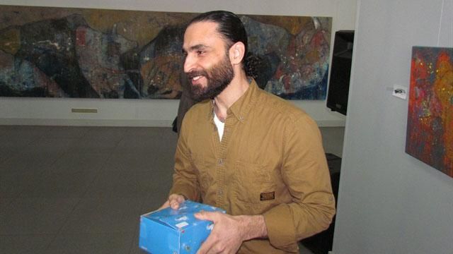 Хто подбає про нас? — художник з Іраку в Маріуполі презентував виставку проти війни Хто подбає про нас? — художник з Іраку в Маріуполі презентував виставку проти війни