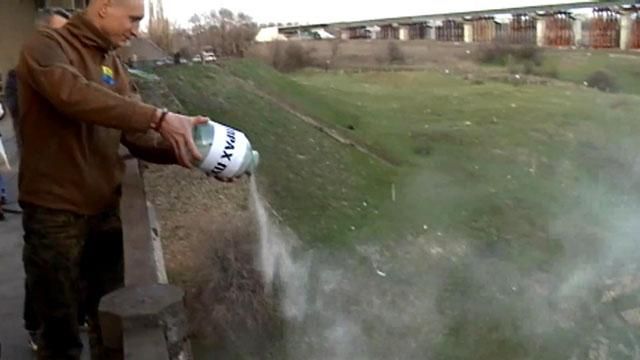 "Прах" Путіна розвіяли над запорізьким Дніпром "Прах" Путіна розвіяли над запорізьким Дніпром