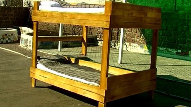 В Кировограде осужденные мастерят кровати на передовую