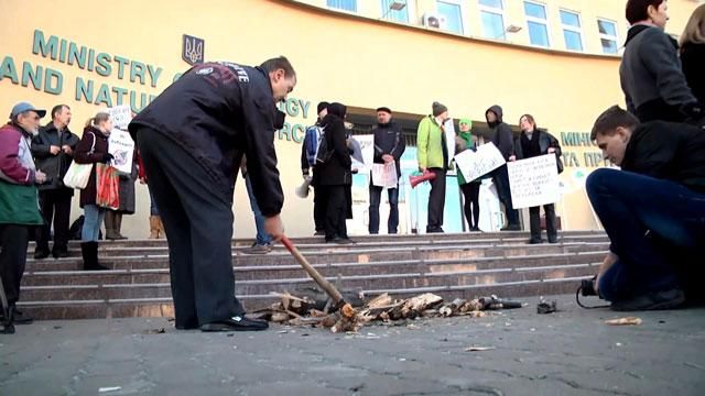 Під Мінекології — активісти з сокирами