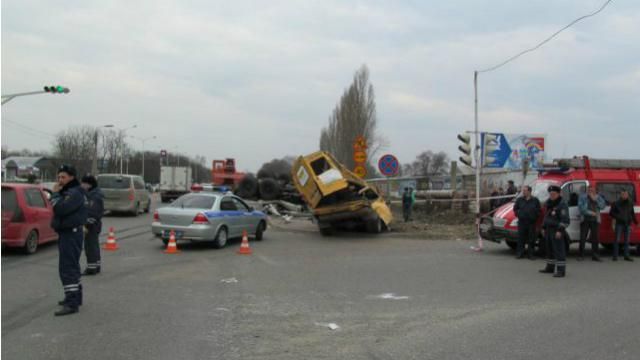 Російський "гумконвой" потрапив у ДТП. Є постраждалі Російський "гумконвой" потрапив у ДТП. Є постраждалі