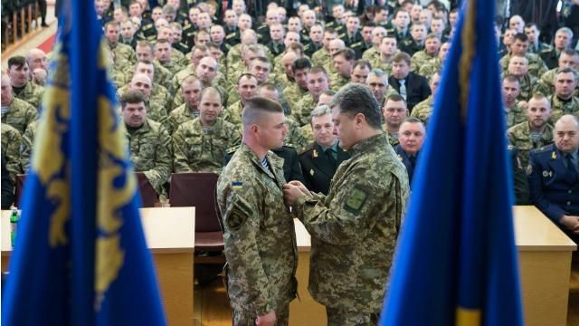 Порошенко присвоил звание Героя Украины 4 военным командирам
