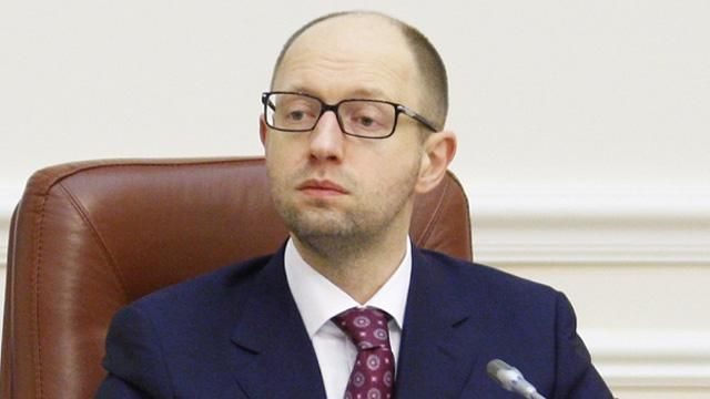 Яценюк проводить термінову нараду з керівниками силових відомств