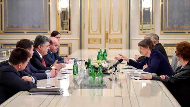 Порошенко попросил заместителя Генсекретаря ООН активизировать направление миротворцев в Украину Порошенко попросил заместителя Генсекретаря ООН активизировать направление миротворцев в Украину