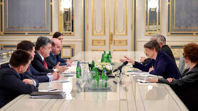 Порошенко попросил заместителя Генсекретаря ООН активизировать направление миротворцев в Украину