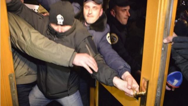 В "Укрнафті" божаться, що ніякої зброї в їхньому офісі немає В "Укрнафті" божаться, що ніякої зброї в їхньому офісі немає