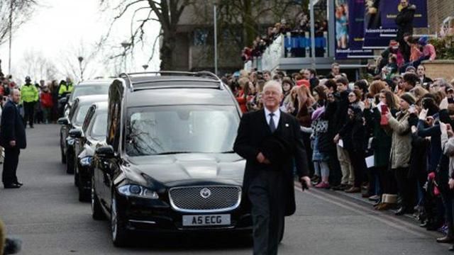 Британцы стоят в огромных очередях, чтобы увидеть гроб короля Британцы стоят в огромных очередях, чтобы увидеть гроб короля