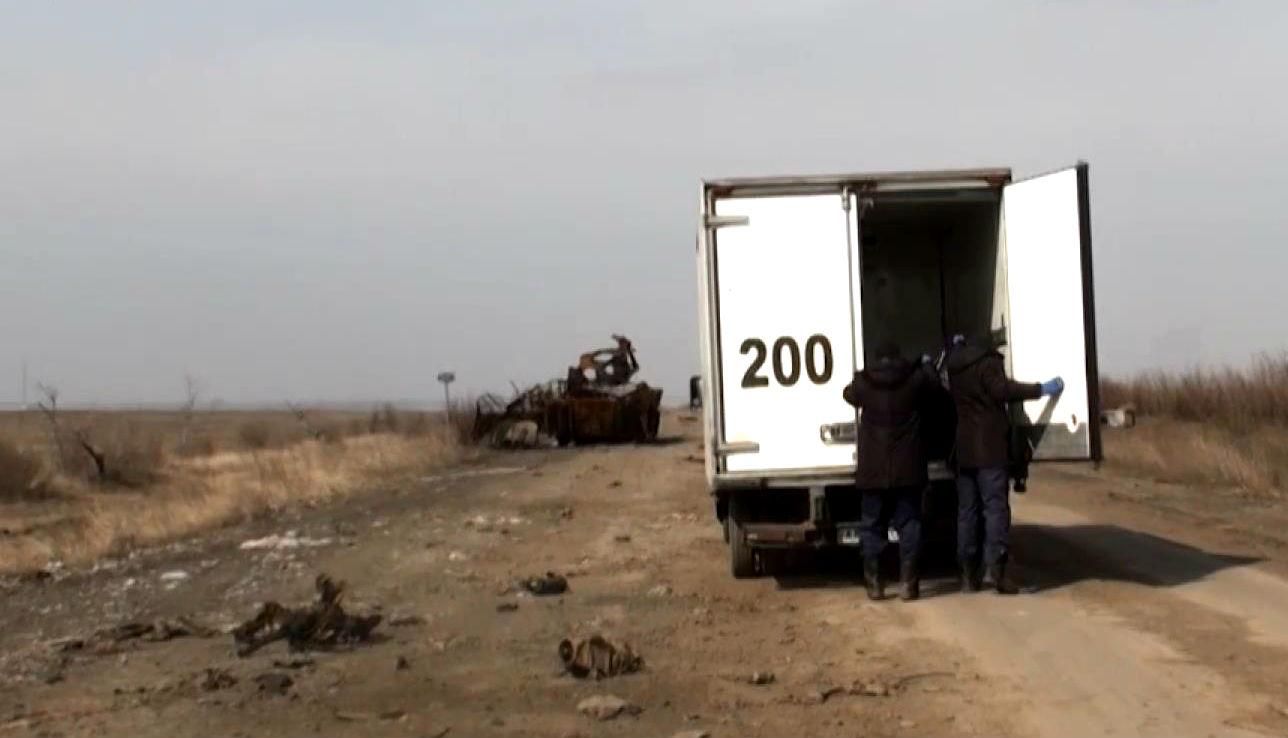 Возле Дебальцево эксгумацию проводят волонтеры (18+) Возле Дебальцево эксгумацию проводят волонтеры (18+)