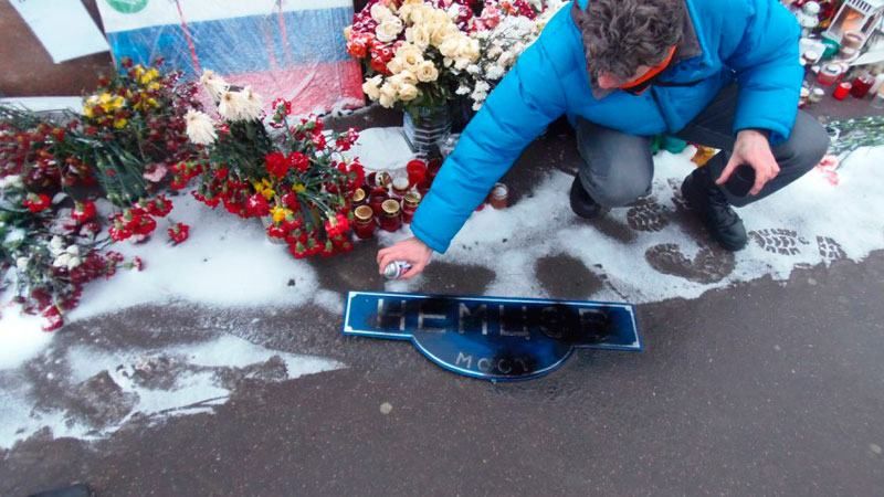 "Антимайданівці" познущалися над місцем смерті Нємцова