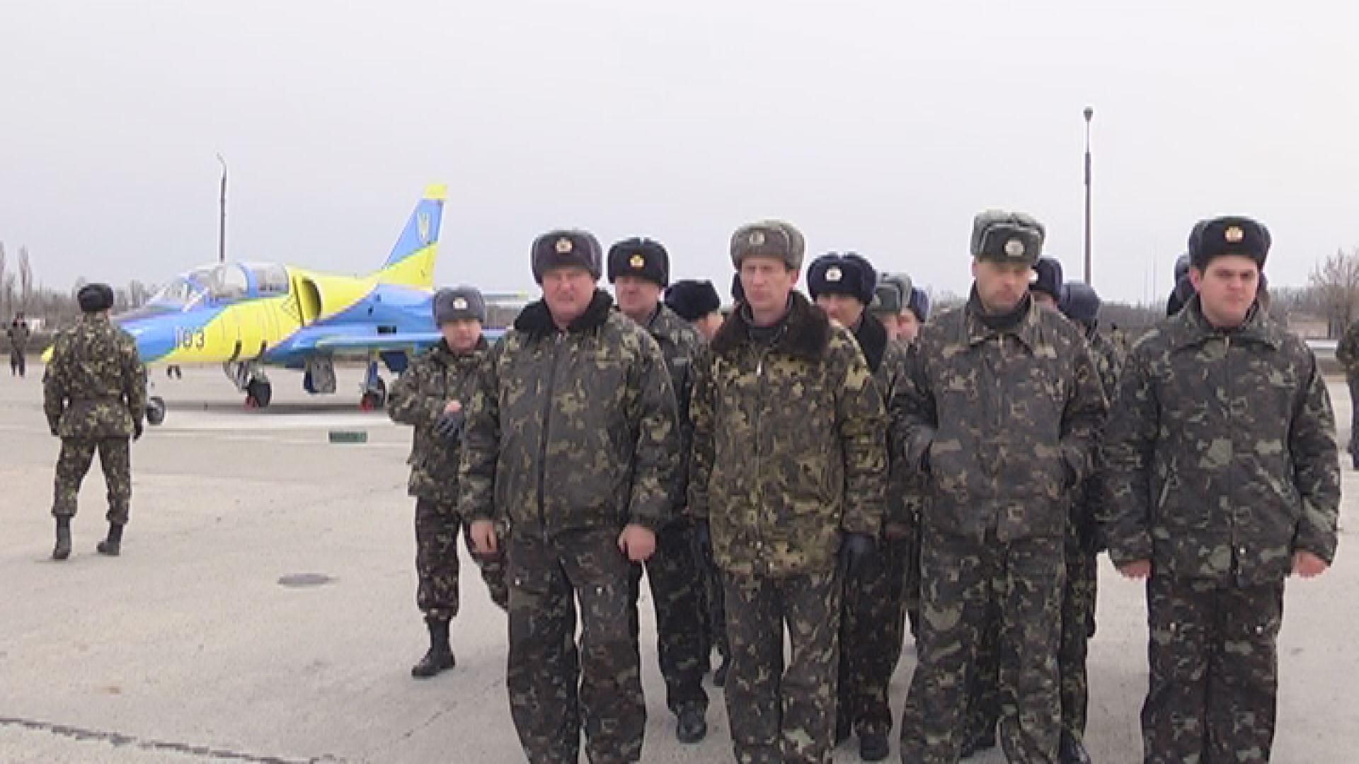 У Харкові випустили  військових пілотів