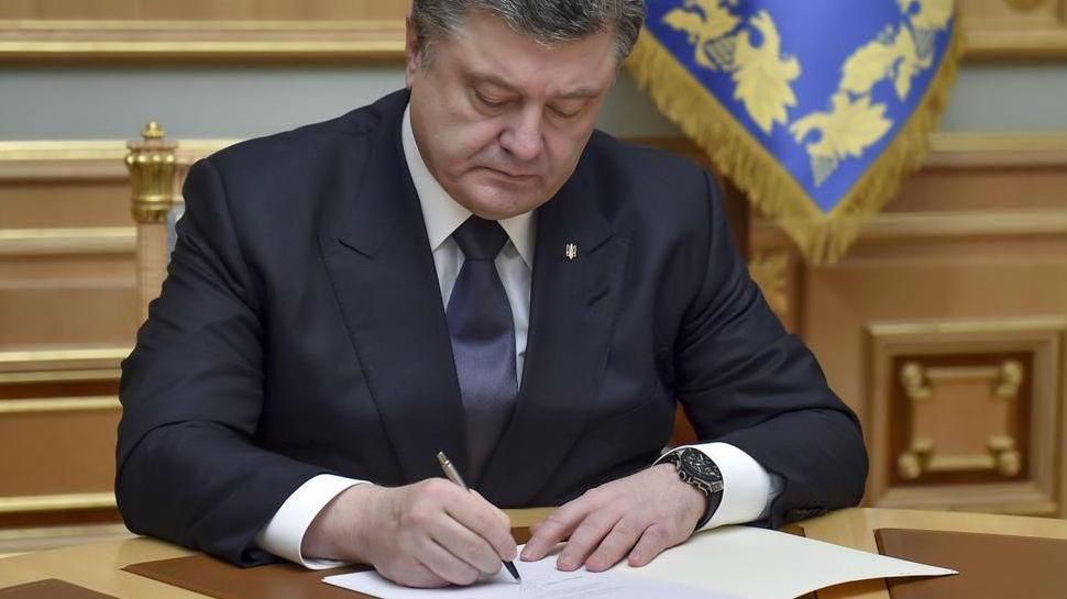 Порошенко утвердил изменения в скандальном законе "Об акционерных обществах" Порошенко утвердил изменения в скандальном законе "Об акционерных обществах"