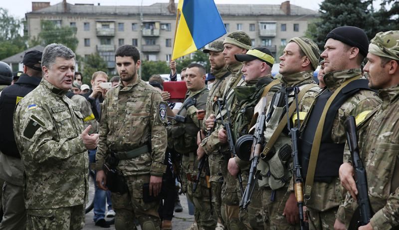 Порошенко утвердил увеличение ВСУ до 250 тысяч человек Порошенко утвердил увеличение ВСУ до 250 тысяч человек